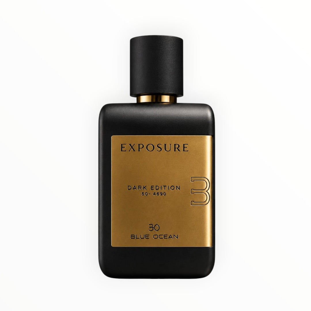 Rimaal Blue Ocean Exposure Eau de Parfum in einem mattschwarzen Flakon mit goldenem Etikett und schwarzem Verschluss.