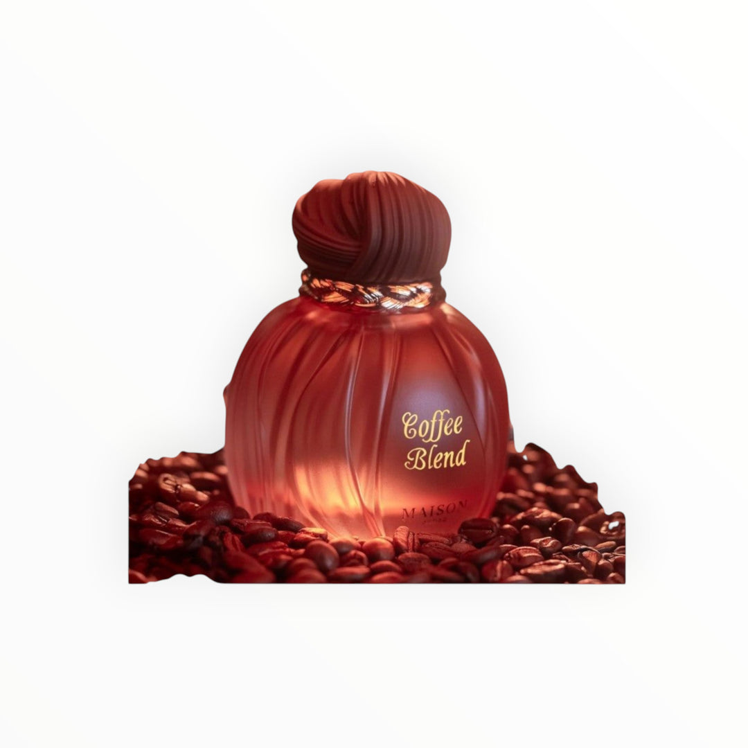 Rimaal Coffee Blend MAISON ASRAR Eau de Parfum in einem runden, gerippten roten Flakon auf Kaffeebohnen.