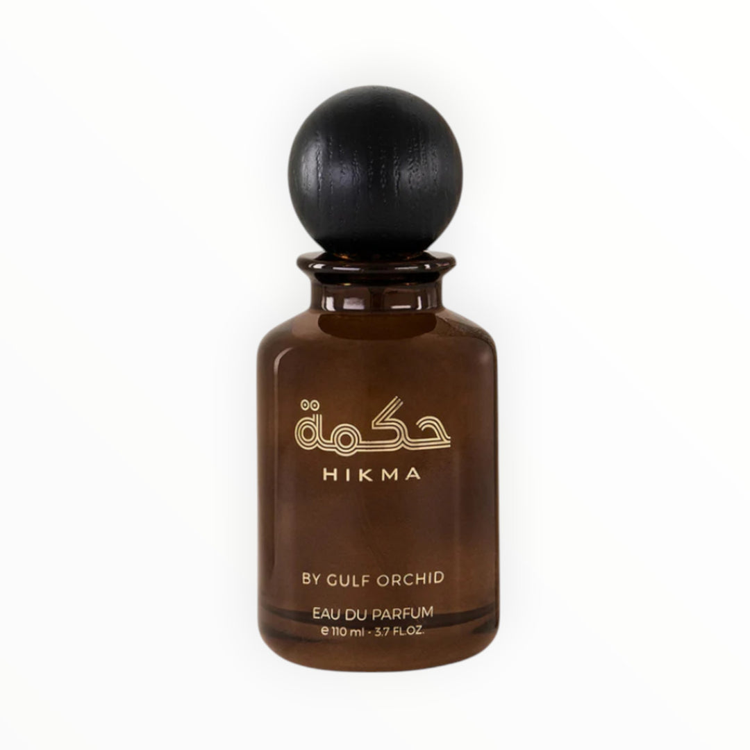 Rimaal Gulf Orchid Hikma Eau de Parfum in einem braunen Glasflakon mit schwarzem, kugelförmigem Verschluss.