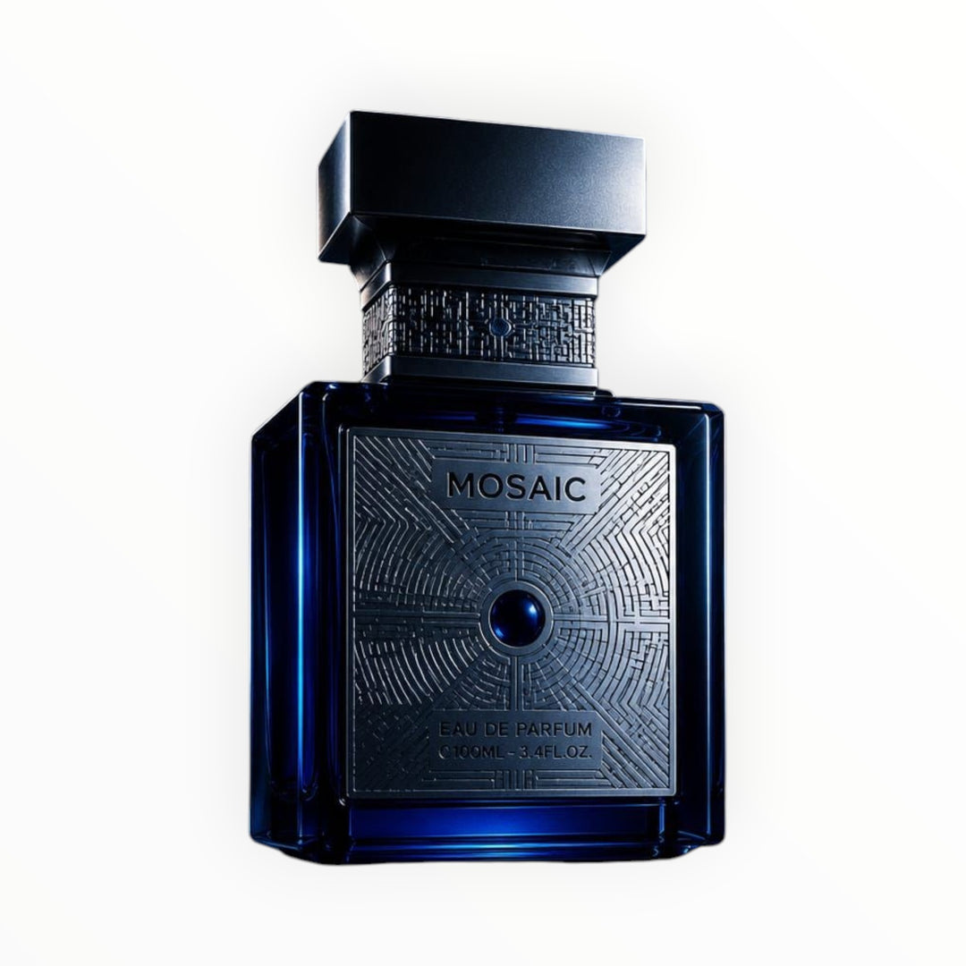 Rimaal Gulf Orchid Mosaic Eau de Parfum Flakon in tiefem Blau mit kunstvoller silberner Gravur und schwarzer Kappe