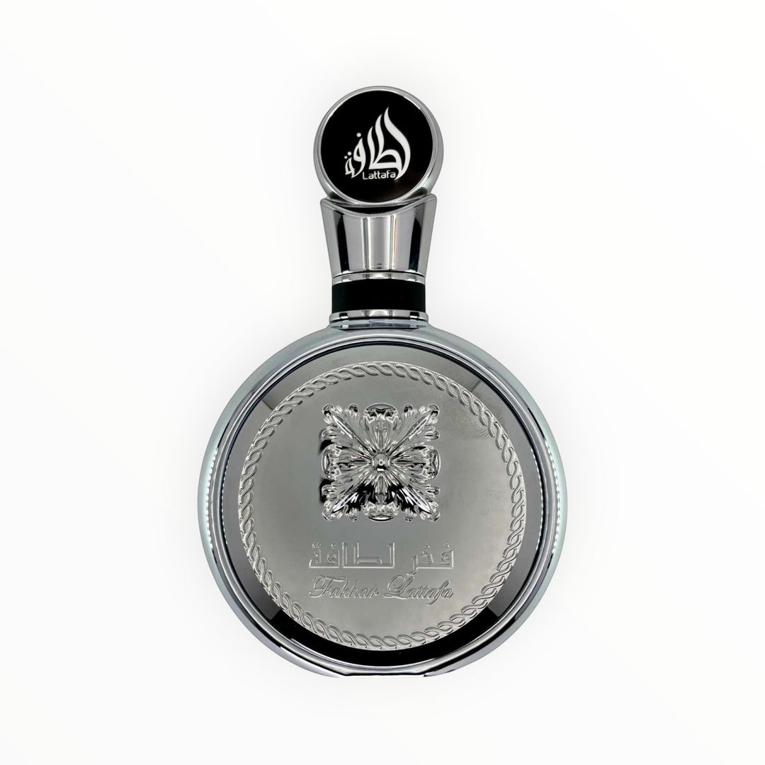 Rimaal Lattafa Fakhar Platin Eau de Parfum in einem eleganten, runden silbernen Flakon mit orientalischen Details.