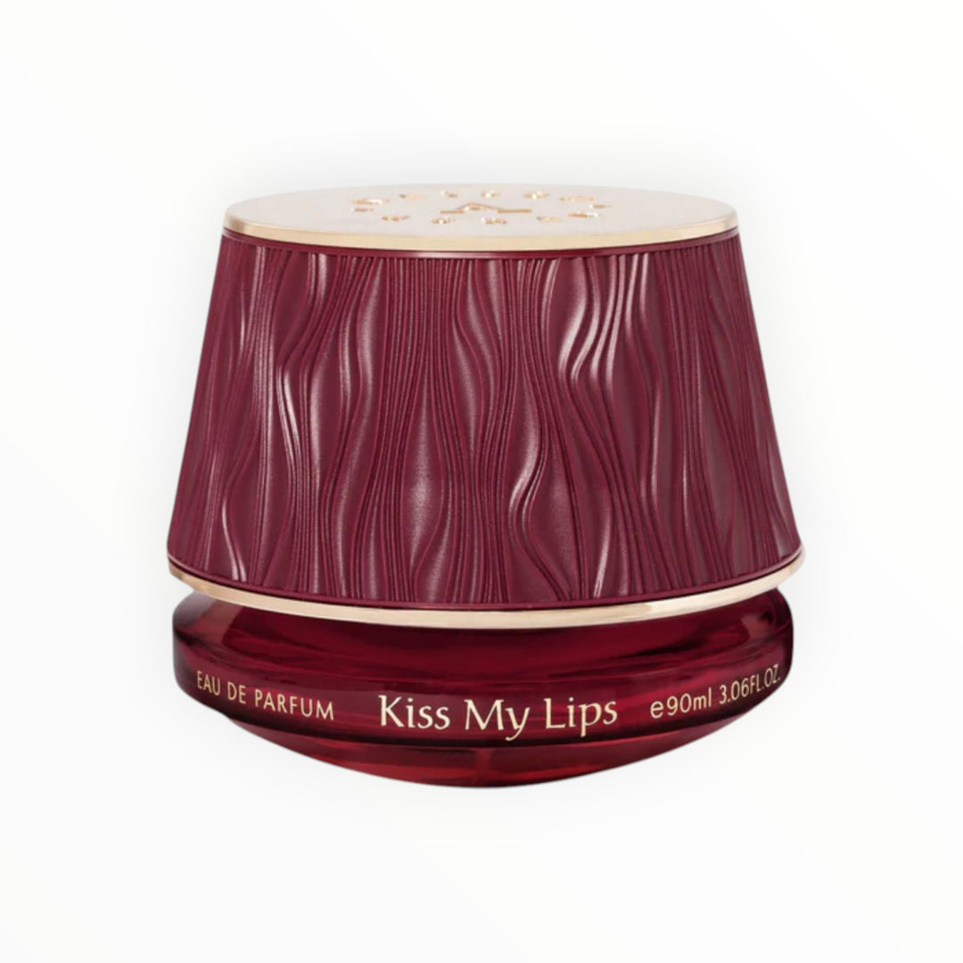 Maison Asrar Kiss My Lips Eau de Parfum 90ml von Rimaal in einem eleganten, dunkelroten Glasflakon mit Golddetails.