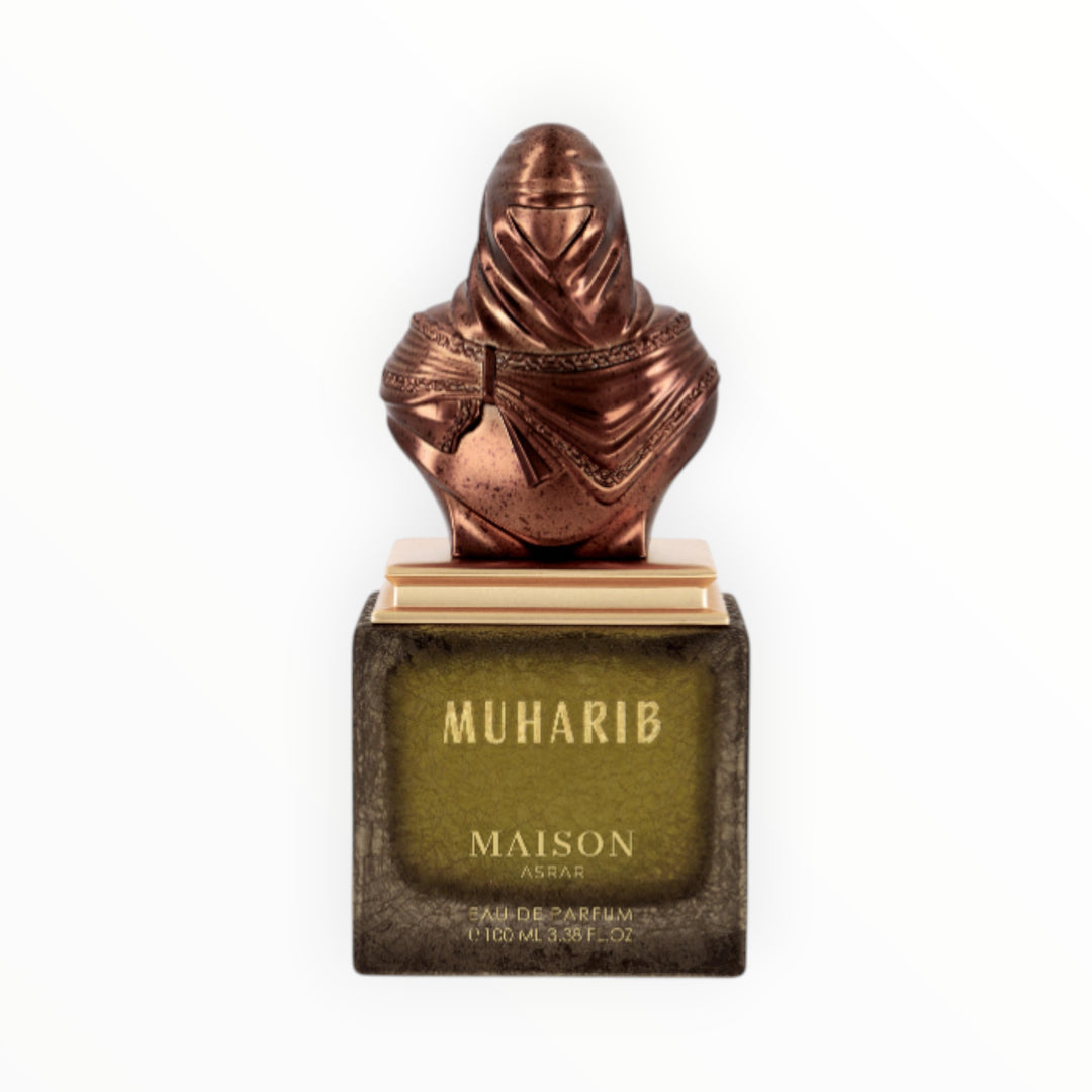 Maison Asrar Muharib Eau de Parfum 100ml von Rimaal in einem bronzefarbenen Flakon mit skulpturalem Verschluss.