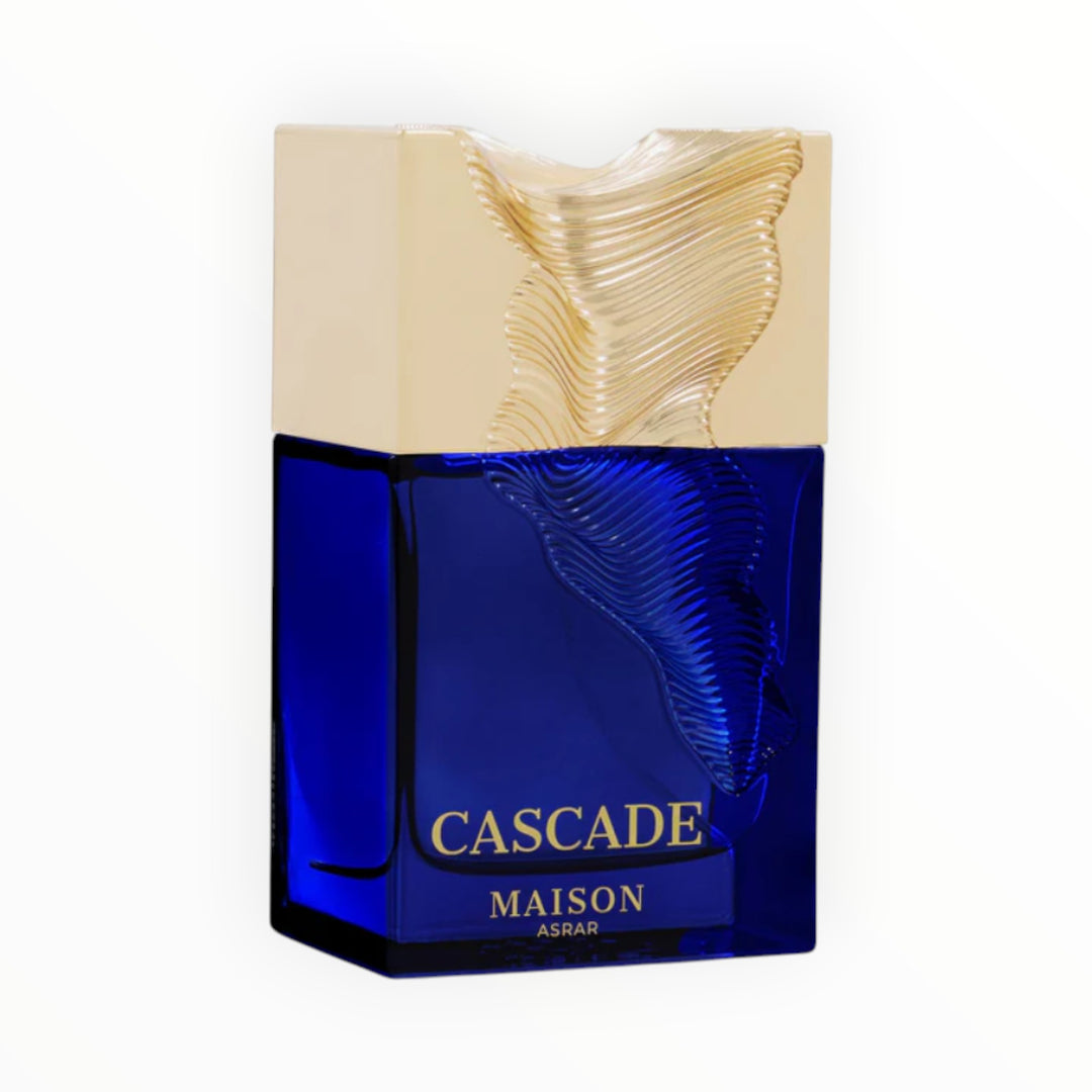Rimaal Maison Cascade Asrar Eau de Parfum in einem tiefblauen Glasflakon mit goldenem, wellenförmigem Verschluss.