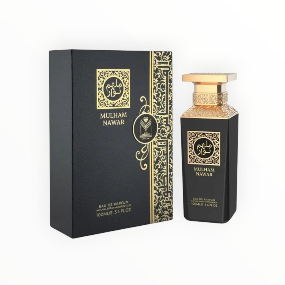 Rimaal Mulham Nawar Eau de Parfum in einem schwarzen Flakon mit goldenen Verzierungen neben der passenden Geschenkbox.