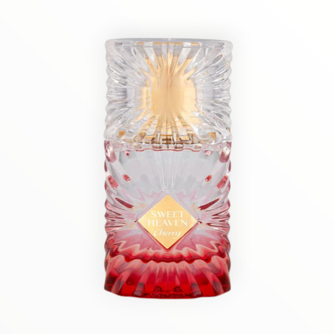 Rimaal Sweet Heaven Cherry Parfum in einem eleganten, facettierten Glasflakon mit Farbverlauf von Rot zu Transparent.