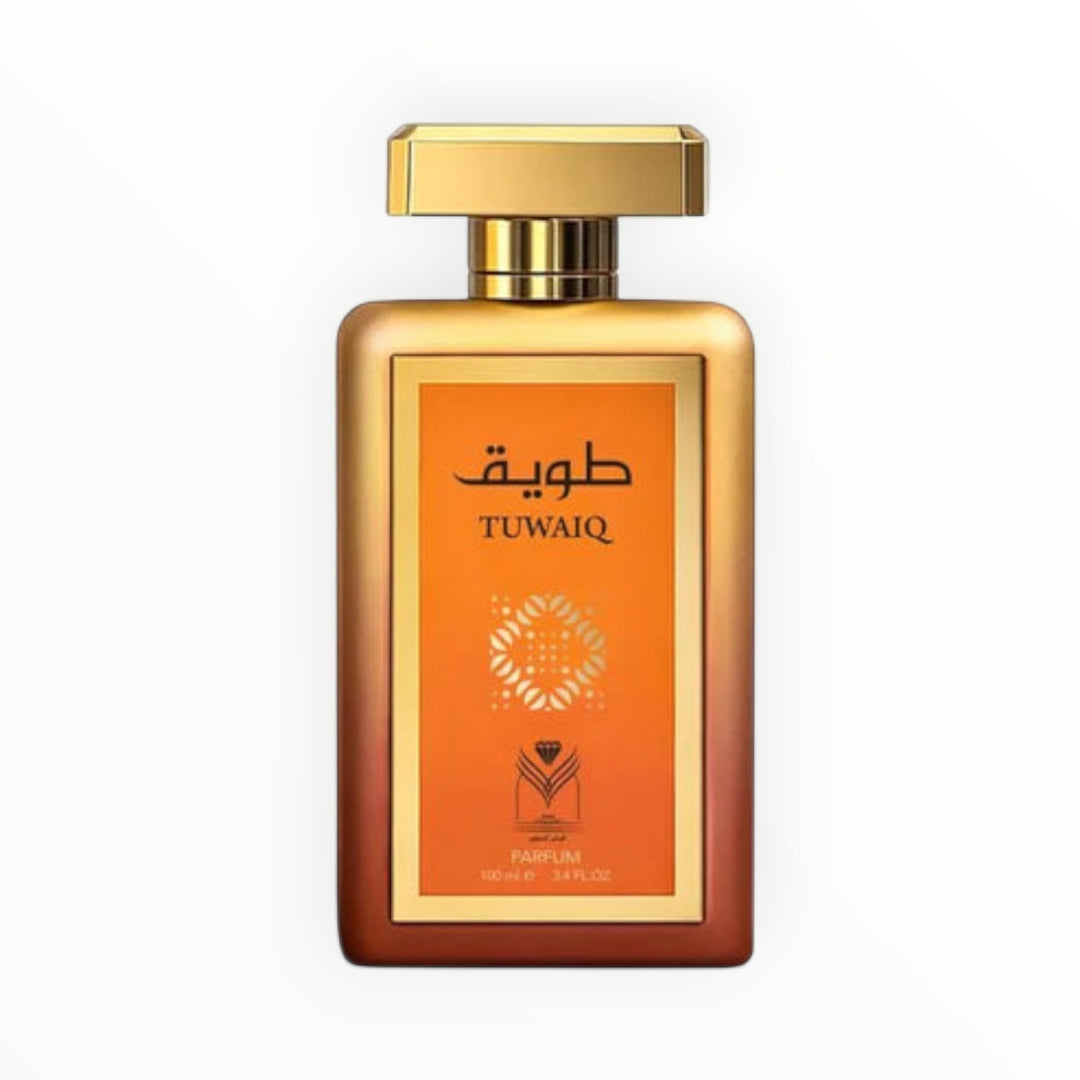 Rimaal Tuwaiq Unisex Eau de Parfum in einem eleganten, orange-braunen Flakon mit goldenem Verschluss und arabischem Design